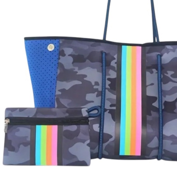 Neoprene Camo Print Large Tote w/Pouch - Picture 4 of 7